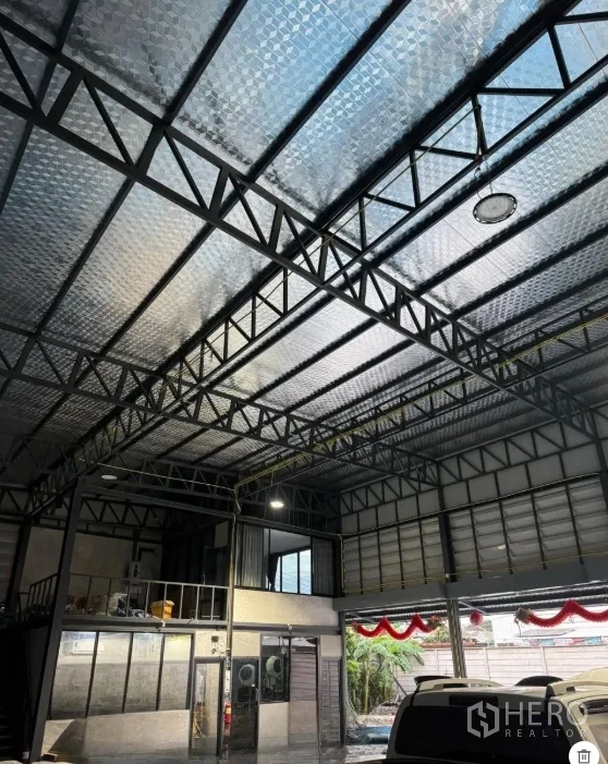 คลังสินค้า ขายในThanyaburi, Pathum Thani - โครงหลังคาเหล็กบุฉนวน ช่วยระบายอากาศและรับแสงภายในโกดัง