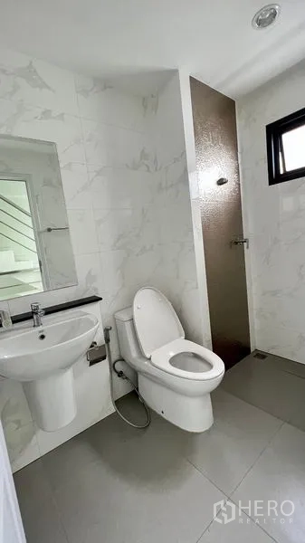 อาคารพาณิชย์ ให้เช่า - ห้องน้ำสะอาด แยกส่วนอาบน้ำ พร้อมโถสุขภัณฑ์และอ่างล้างหน้า