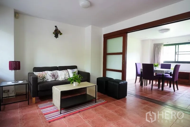 独立式住宅 出租在Chatuchak, Bangkok - 独立客厅，赤陶地砖，推拉门，旁连餐厅。