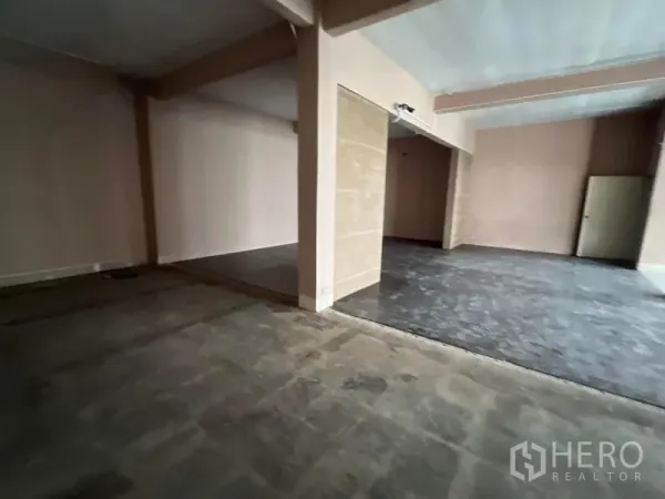 店屋 出租在Watthana, Bangkok - 分隔房间，地面不同材质与承重柱，适合仓储或办公室。