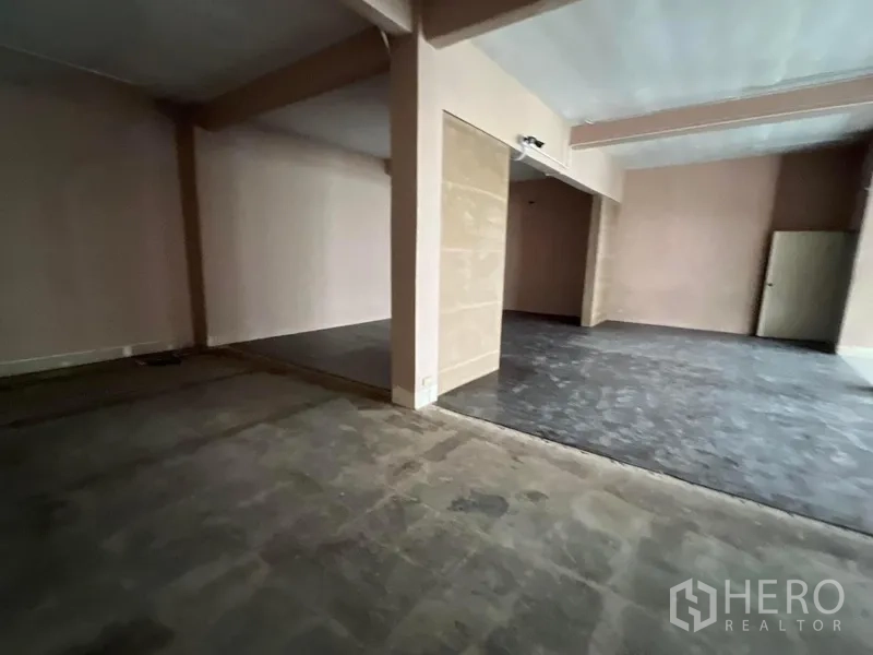 店屋 出租在Watthana, Bangkok - 分隔房间，地面不同材质与承重柱，适合仓储或办公室。