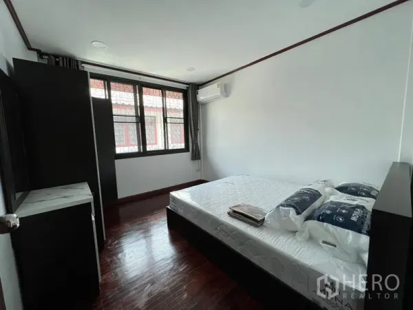 ทาวน์เฮาส์ ให้เช่าในDin Daeng, Bangkok - ห้องนอนพร้อมแอร์ เตียงคู่ หน้าต่างบานใหญ่ และพื้นไม้สีเข้ม