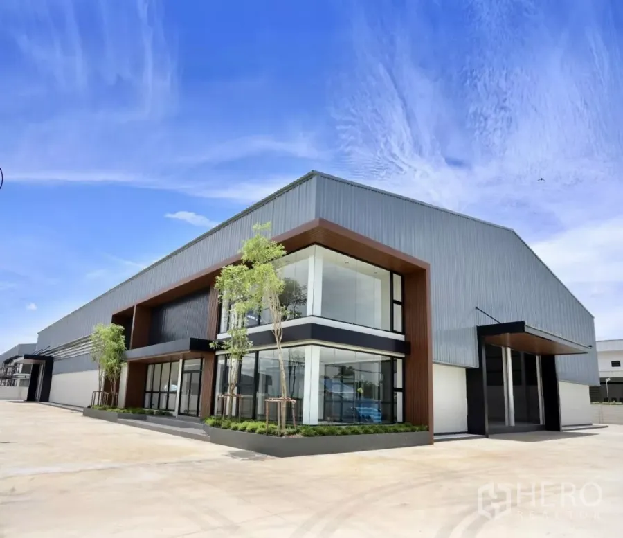 工厂 出租或出售在Phutthamonthon, Nakhon Pathom - 佛统府现代工厂外观，带两层玻璃办公室与宽阔混凝土场地。