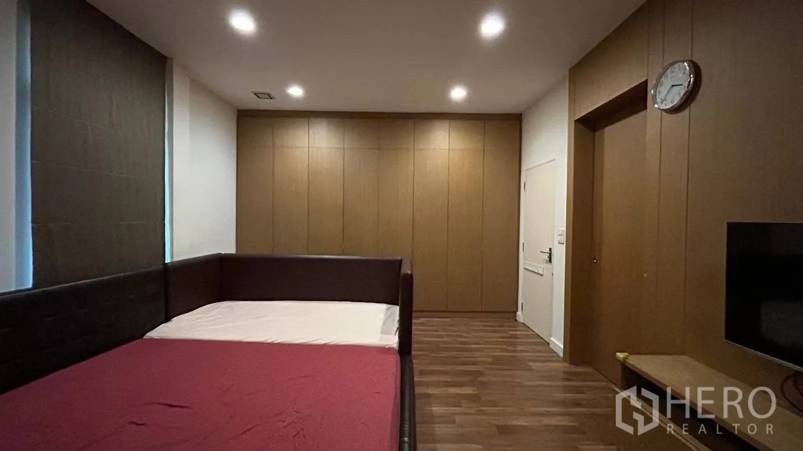 บ้านเดี่ยว for rent in Prawet, Bangkok - ห้องนอนพื้นไม้ ตู้เสื้อผ้าบิวท์อิน ไฟดาวน์ไลท์ และเตียงขนาดใหญ่