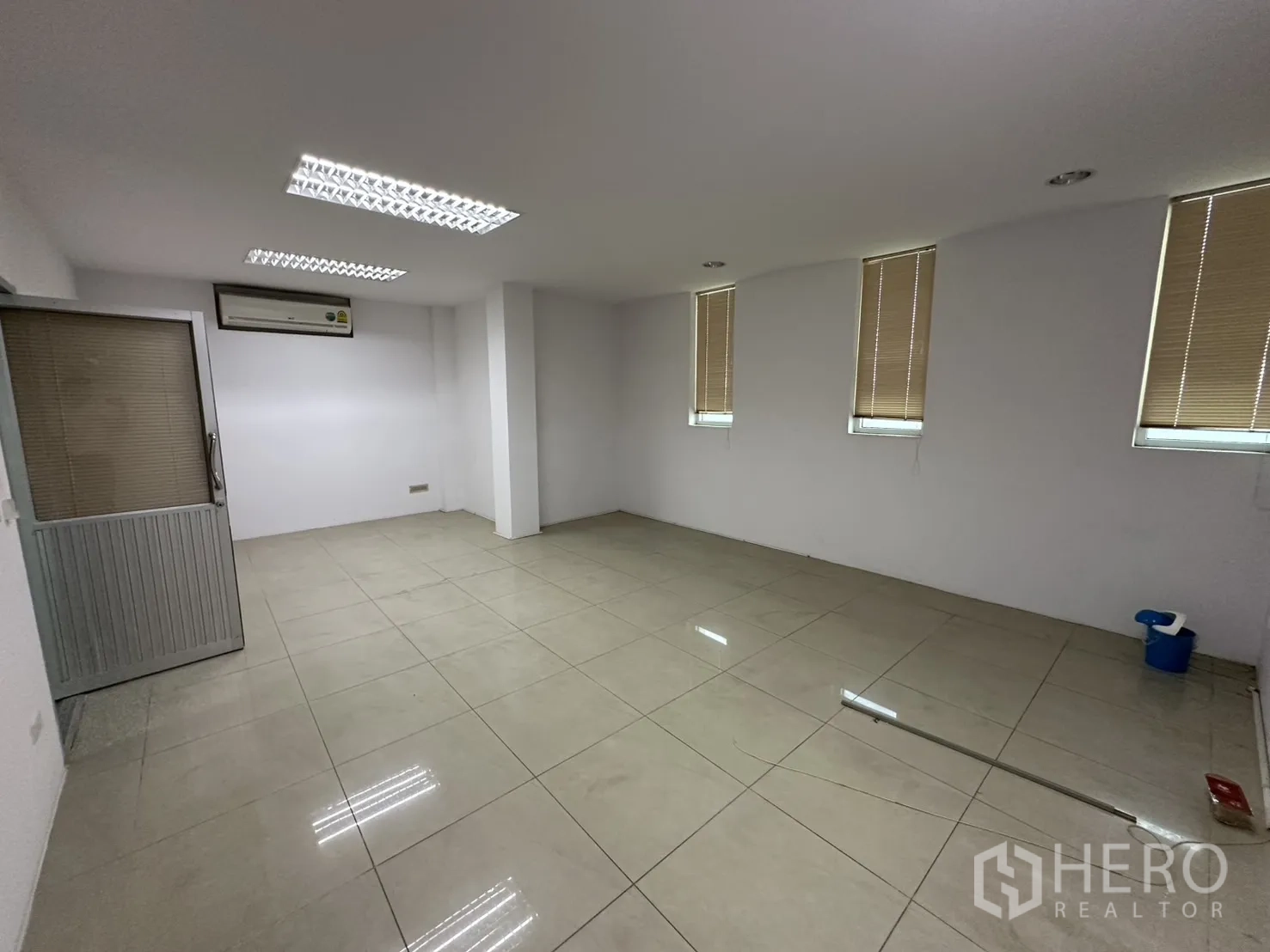 โรงงาน ให้เช่า - ห้องนอนสว่าง ตู้เสื้อผ้า แอร์แบบสปลิต และประตูกึ่งระเบียง