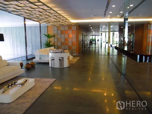 คอนโด ให้เช่าหรือขายในWatthana, Bangkok - ล็อบบี้คอนโดหรูพร้อมโซฟานั่งเล่นและผนังกระจก