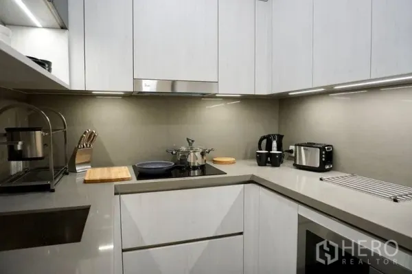 คอนโด ให้เช่าในKhlong Toei, Bangkok - มุมครัวยุคใหม่ ไฟใต้ตู้ เครื่องใช้ไฟฟ้า และเตาแม่เหล็กไฟฟ้า