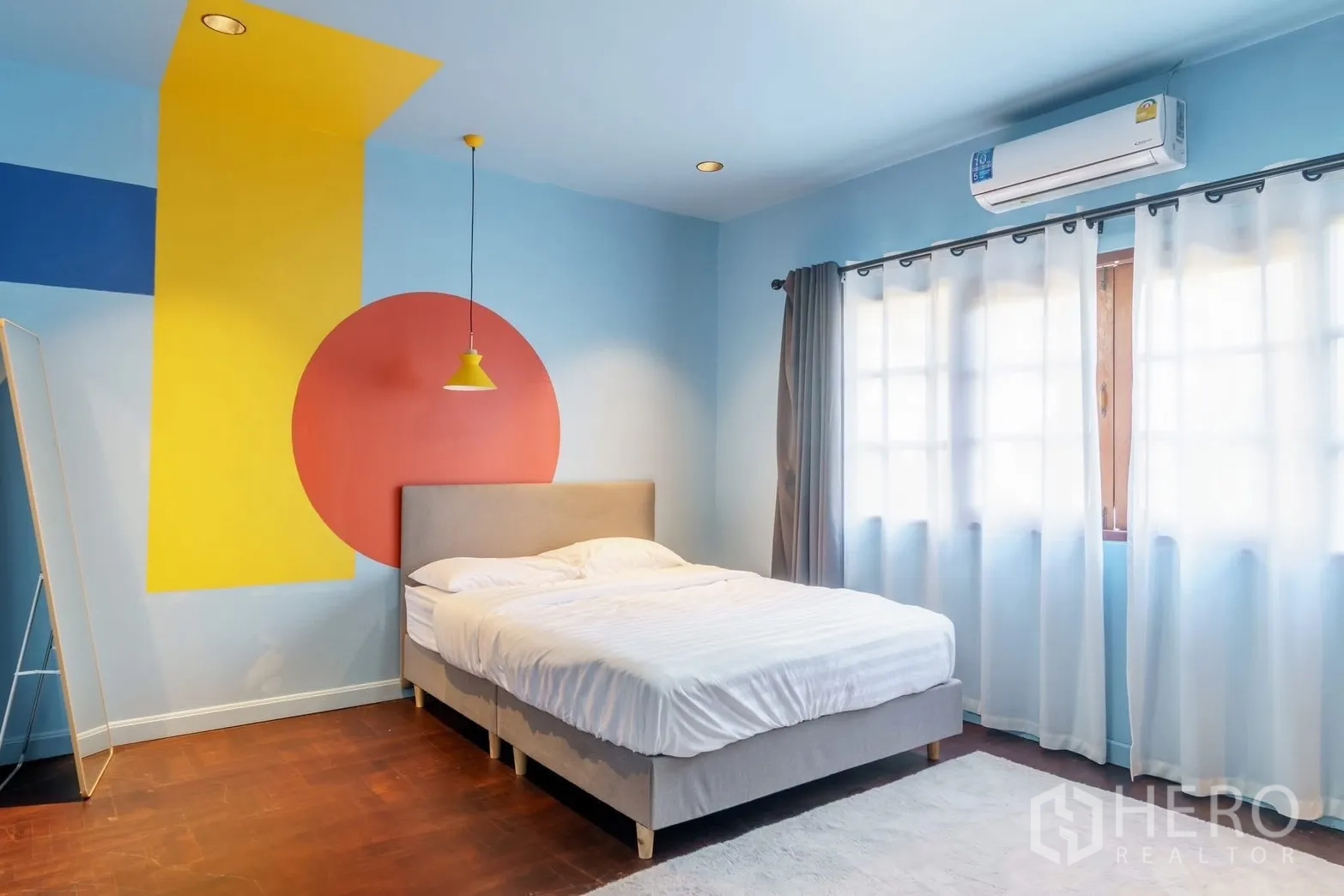 联排别墅 for rent in Watthana, Bangkok - 明亮卧室，几何墙面装饰，双人床与空调。