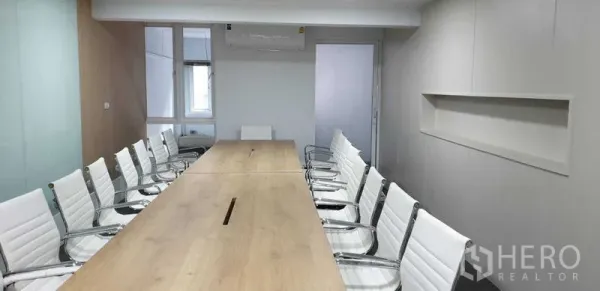 สำนักงานที่บ้าน ให้เช่าหรือขายในSuan Luang, Bangkok - ห้องประชุมสว่าง โต๊ะไม้ยาวกับเก้าอี้สีขาว