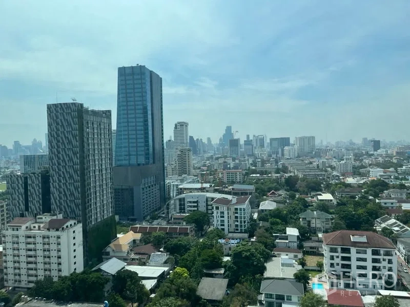 คอนโด ขายในPhaya Thai, Bangkok - วิวเมืองชั้นสูงของกรุงเทพฯ เห็นตึกสูงสลับพื้นที่สีเขียว