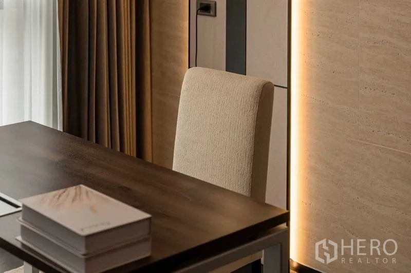 คอนโด ให้เช่าในWatthana, Bangkok - ภาพระยะใกล้มุมทำงาน โต๊ะ เก้าอี้ และผนังไฟซ่อนพร้อมผ้าม่าน