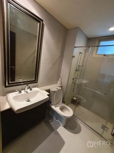 คอนโด ให้เช่าในKhlong San, Bangkok - ห้องนั่งเล่นกว้าง พื้นไม้เข้ม ประตูออกระเบียง โซฟาและโต๊ะทำงาน