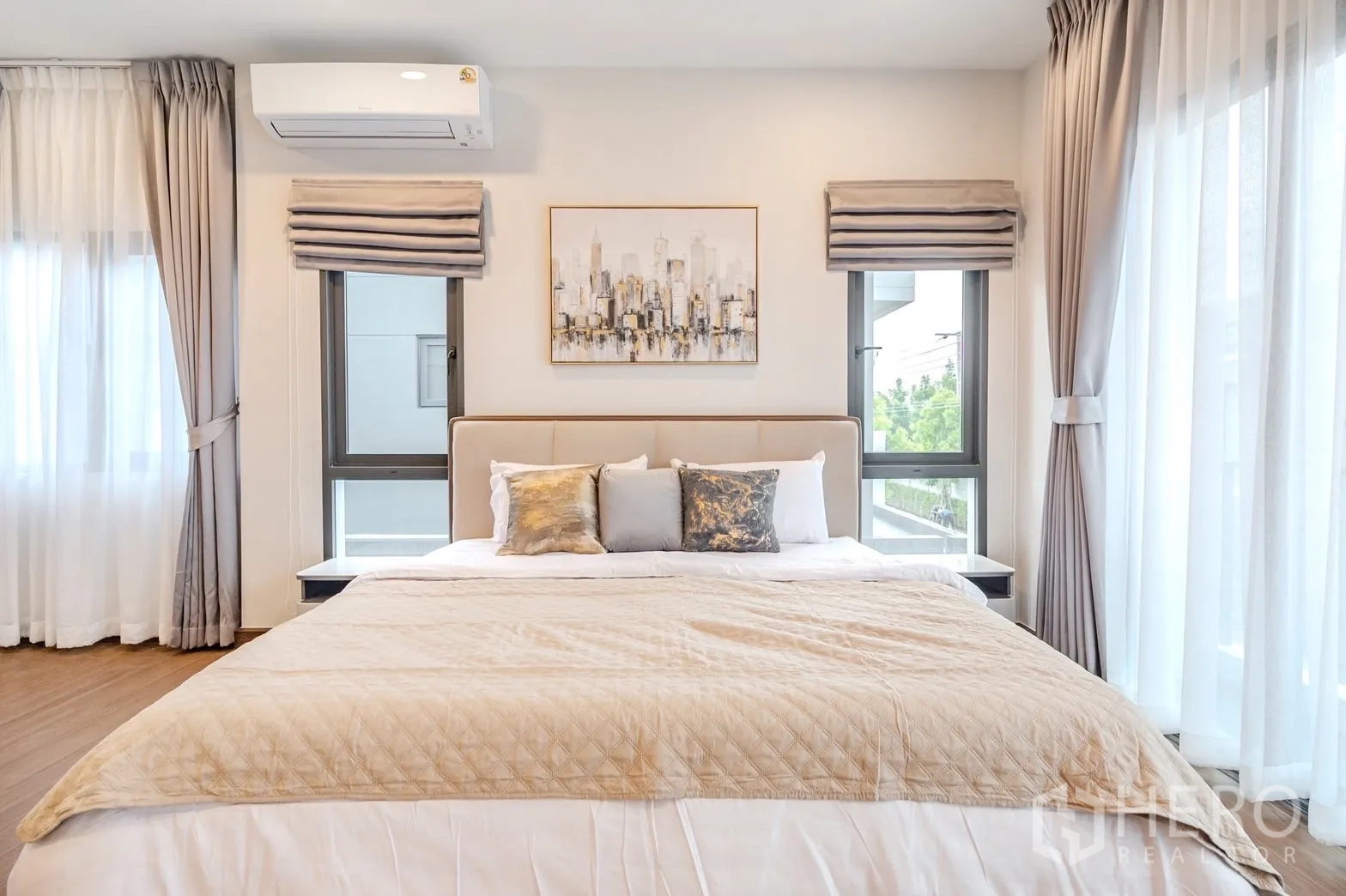 Detached House for rent in Bang Phli, Samut Prakan - Walk-through dressing area leading to ensuite bathroom