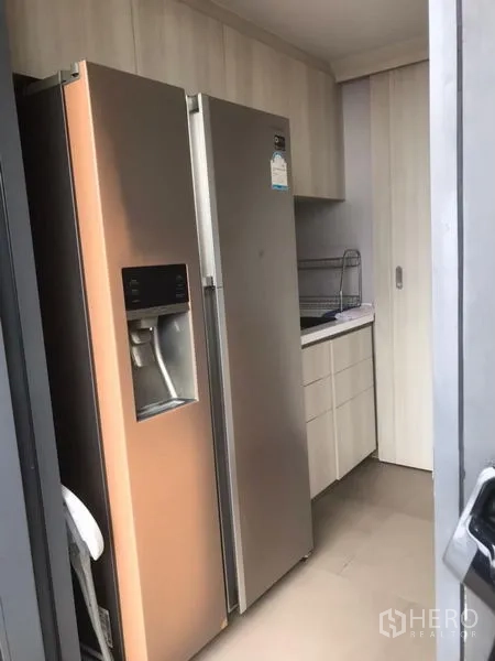 คอนโด ขายในKhlong Toei, Bangkok - ห้องแพนทรี มีตู้เย็นแบบสองประตู และตู้เก็บของจำนวนมาก