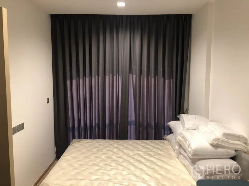 คอนโด ให้เช่าในWatthana, Bangkok - ห้องนอนอบอุ่น เตียงควีน ผ้าม่านทึบสีเข้ม และหมอนวางซ้อนกัน