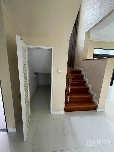 บ้าน ขายในLat Krabang, Bangkok - ตู้เก็บของใต้บันได ถัดจากบันไดไม้ภายในห้องนั่งเล่น