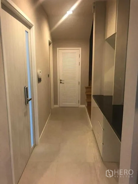 บ้าน ให้เช่าหรือขายในBang Kapi, Bangkok - โถงภายในบ้านมีเคาน์เตอร์เก็บของและประตูเชื่อมสู่ห้องต่างๆ