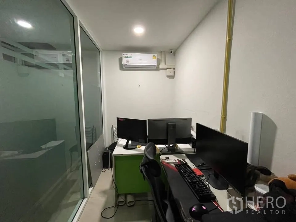 店屋 for sale in Prawet, Bangkok - 小型工位配多台显示器并设空调。