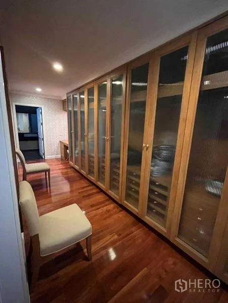 คอนโด ให้เช่าในWatthana, Bangkok - วอล์กอินคลอเซ็ตทางยาว ตู้เสื้อผ้าบานกระจกเต็มความสูง พร้อมเก้าอี้นั่ง