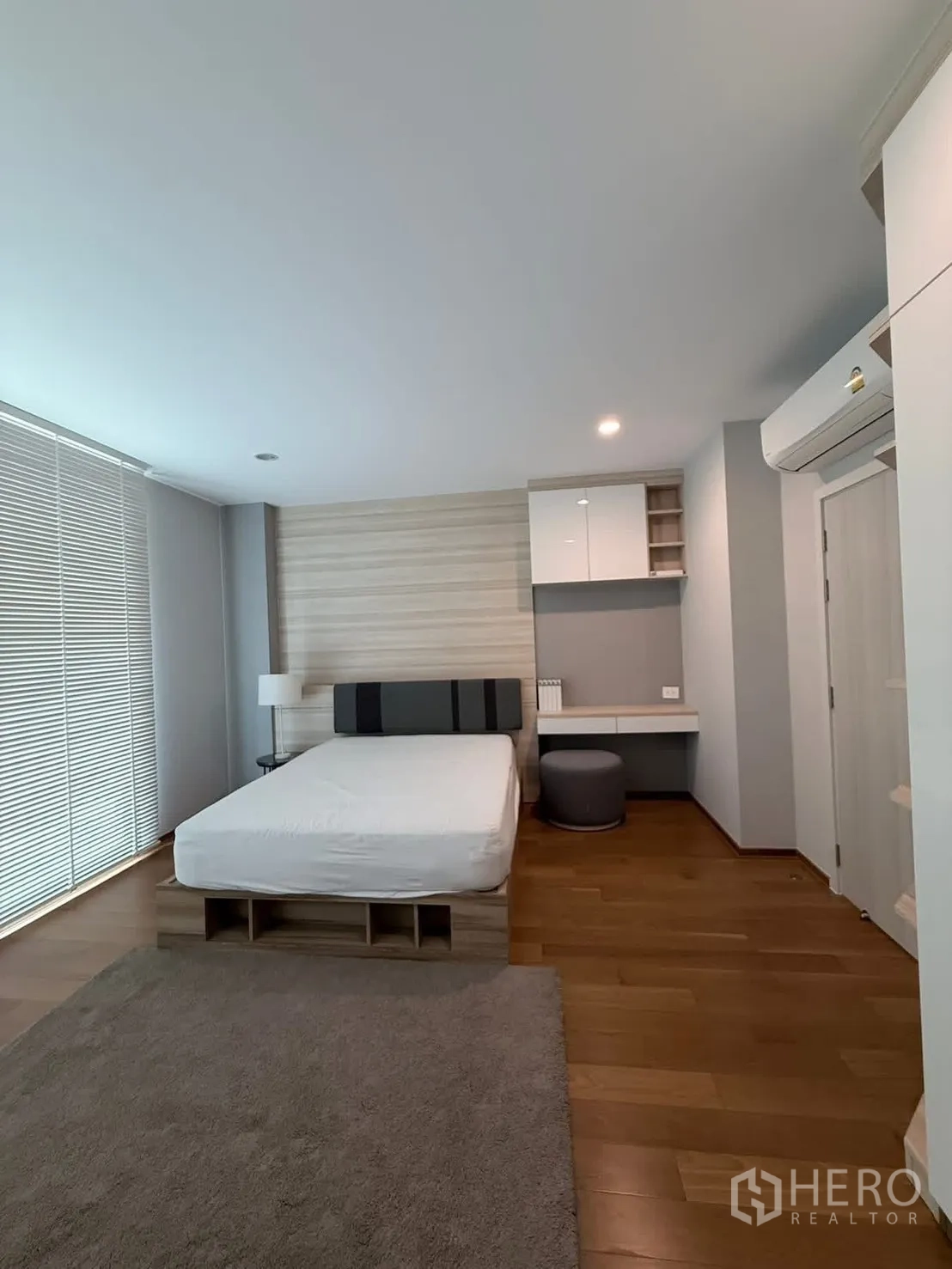Townhouse for rent in Saphan Sung, Bangkok - Cozy bedroom with bed, blinds and a writing desk.