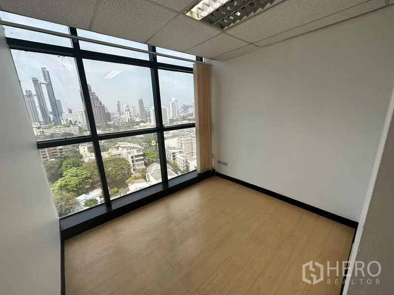 办公空间 出租 - 转角办公室，高窗可眺望艾卡迈城市景观，采光充足。