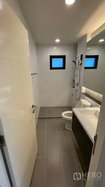 บ้าน ให้เช่าในBang Kapi, Bangkok - ห้องน้ำพร้อมฝักบัว โถสุขภัณฑ์ อ่างล้างหน้า หน้าต่างบานเล็ก