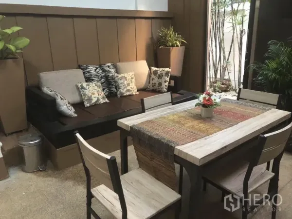 ทาวน์เฮาส์ ให้เช่าในBang Kapi, Bangkok - มุมนั่งเล่นคอร์ทยาร์ดอบอุ่น มีโต๊ะ ม้านั่ง และต้นไม้ เหมาะสำหรับเอาท์ดอร์