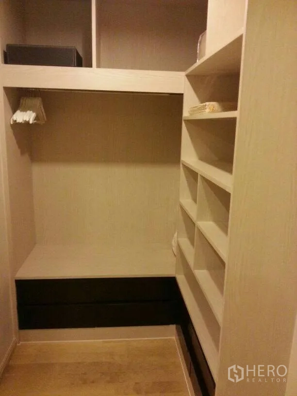 คอนโด ให้เช่าในRatchathewi, Bangkok - ห้องแต่งตัวบิลท์อิน มีราวแขวน ชั้นวาง และลิ้นชัก