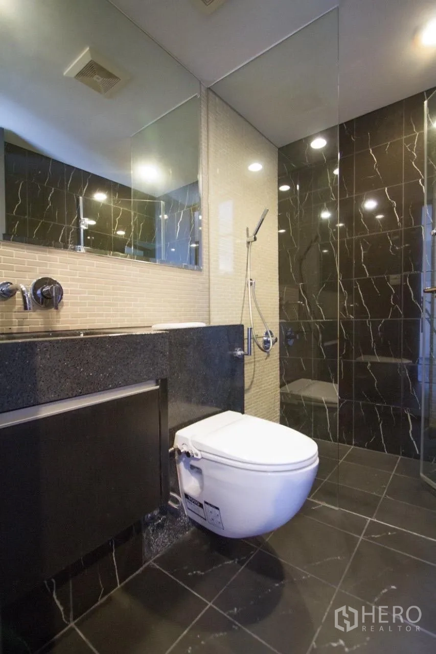 公寓 出租在Watthana, Bangkok - 现代浴室，石质台面、壁挂式坐便与独立淋浴间。