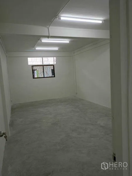 อาคารพาณิชย์ ให้เช่าในWatthana, Bangkok - ห้องเปล่ามีหน้าต่างติดเหล็กดัด ผนังสีขาว พื้นซีเมนต์ และแสงสว่างเพียงพอ