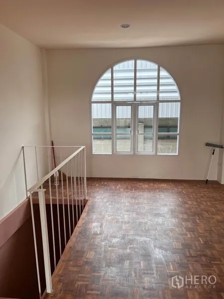 อาคารพาณิชย์ ให้เช่าหรือขายในWatthana, Bangkok - ชานพักชั้นบน พื้นปาร์เกต์และหน้าต่างโค้งรับแสงธรรมชาติ