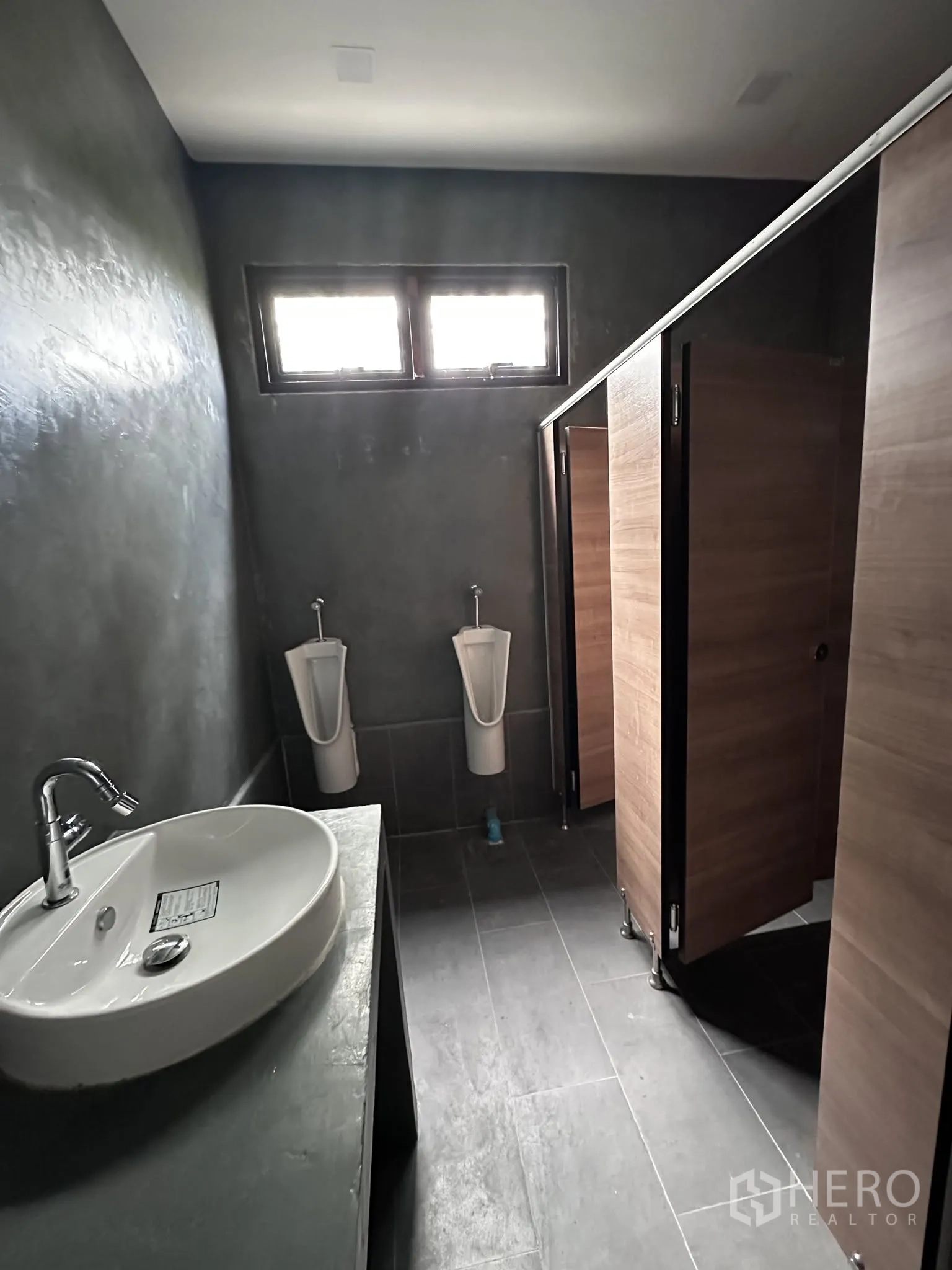 Warehouse for rent or sale in Prawet, Bangkok - Men’s restroom showing urinals, sink and cubicles.
