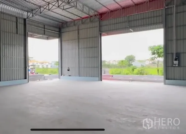 คลังสินค้า ให้เช่าในLam Luk Ka, Pathum Thani - ภายในโกดังโปร่ง เพดานสูงโครงเหล็ก ช่องเปิดกว้าง และพื้นคอนกรีตเรียบ มองเห็นพื้นที่สีเขียว