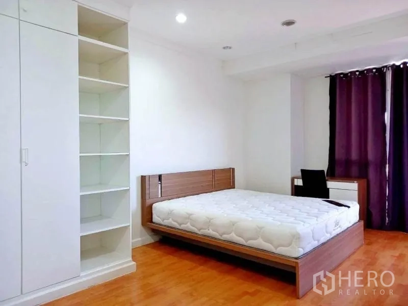 คอนโด ให้เช่าในKhlong Toei, Bangkok - ห้องนอนพร้อมเตียงแพลตฟอร์ม ตู้เสื้อผ้า ชั้นวาง และโต๊ะทำงาน