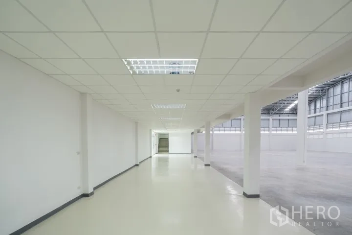 โรงงาน for rent in Khlong Luang, Pathum Thani - โถงสำนักงานชั้นล่างสว่างเชื่อมต่อพื้นที่ผลิต