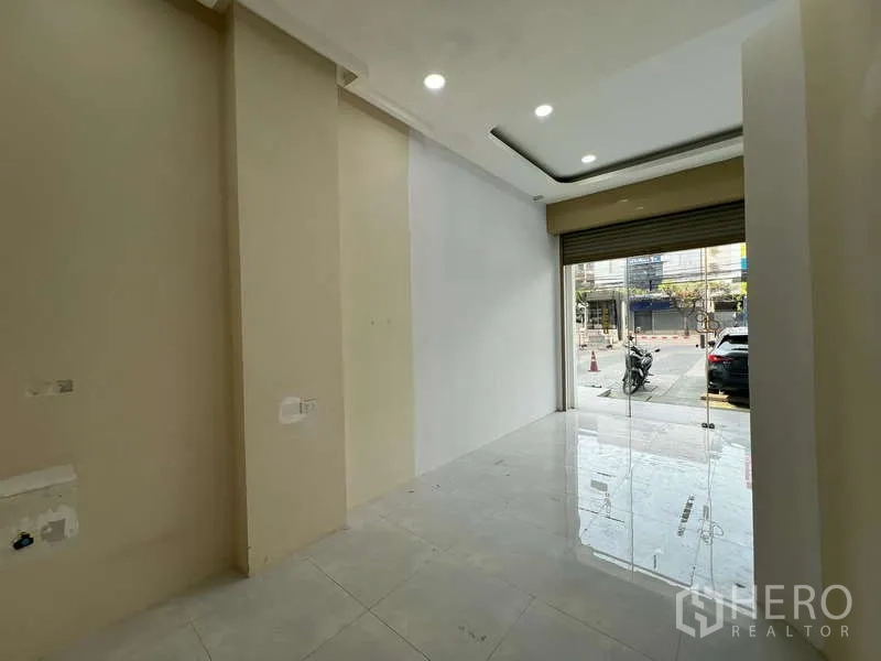 สำนักงานที่บ้าน ให้เช่าในSuan Luang, Bangkok - พื้นที่ชั้นล่างเปิดสู่ถนนด้วยประตูกระจกและประตูม้วน