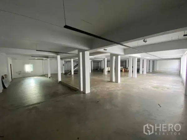 零售空间 出租在Bang Na, Bangkok - 空旷开放大厅，柱网布局与平整混凝土地。