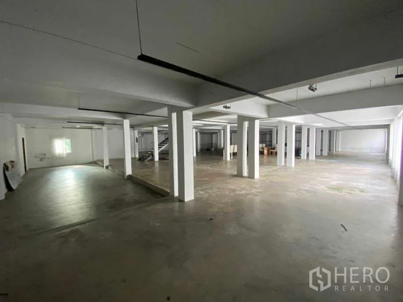 零售空间 出租在Bang Na, Bangkok - 空旷开放大厅，柱网布局与平整混凝土地。