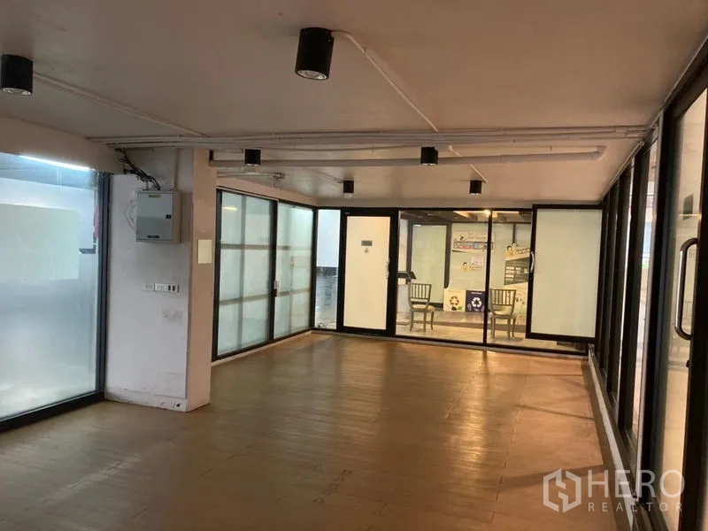 零售空间 出租在Khlong Toei, Bangkok - 采光良好的商铺，环绕玻璃、多处玻璃门与电控箱。