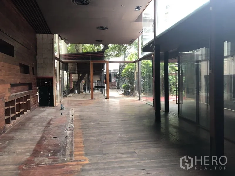 零售空间 出租在Bang Khae, Bangkok - 大挑高大厅，木地板与落地玻璃，眺望花园绿意。