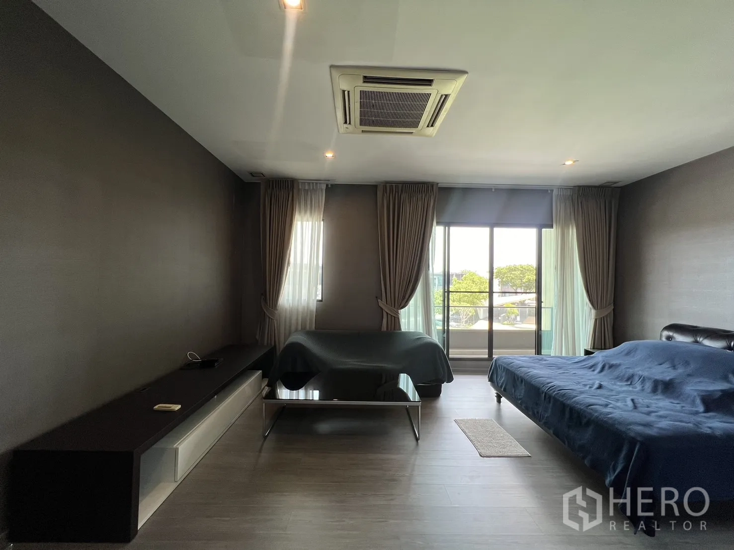 联排别墅 出租在Lat Phrao, Bangkok - 寬敞主臥，推拉門連接陽台，兩面落地窗。