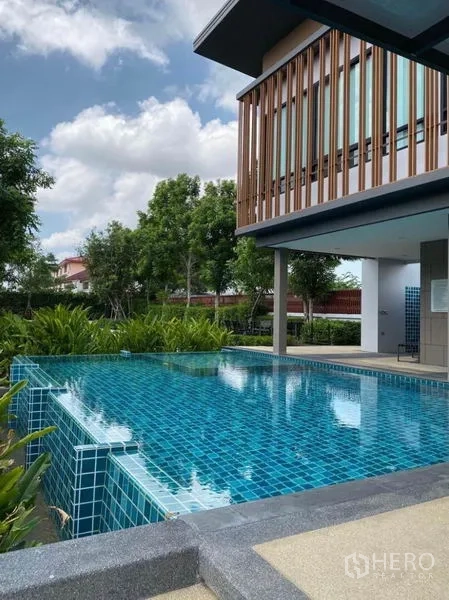 ทาวน์เฮาส์ ให้เช่าในPrawet, Bangkok - คลับเฮาส์พร้อมสระว่ายน้ำกระเบื้องโมเสกสีน้ำเงิน รายล้อมด้วยสวนสวย