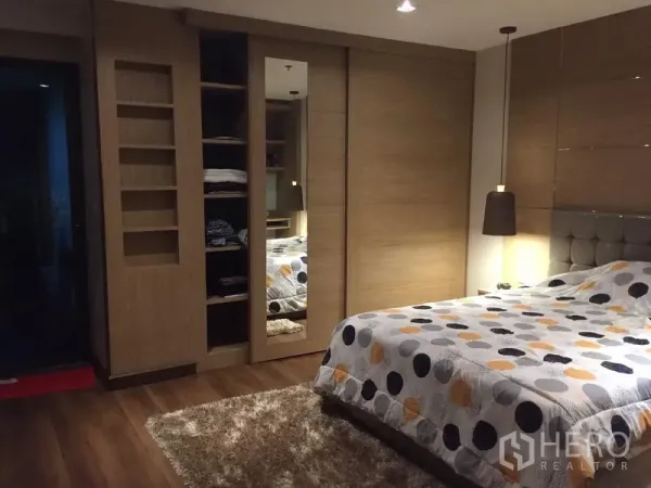 คอนโด ขายในWatthana, Bangkok - ห้องนอนมาสเตอร์พร้อมตู้เสื้อผ้าบานเลื่อนกระจกเงาและชั้นวางของ