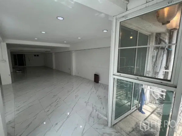 พื้นที่ขายปลีก ให้เช่าในKhlong Toei, Bangkok - โซนขายพร้อมไฟสปอตไลต์ หน้าต่างบานเลื่อน และระเบียงบริการด้านนอก.