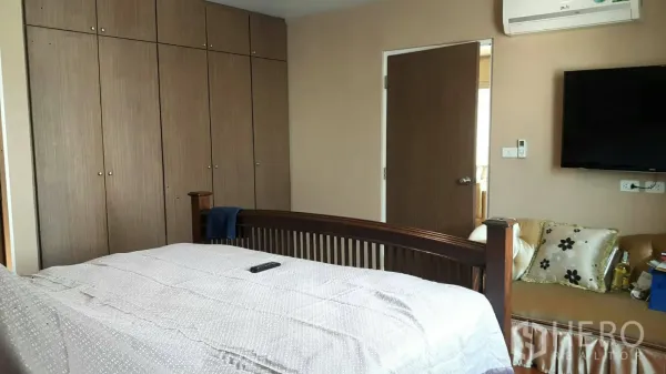 公寓 出租在Pathum Wan, Bangkok - 主卧设嵌入式衣柜、墙挂电视与空调。