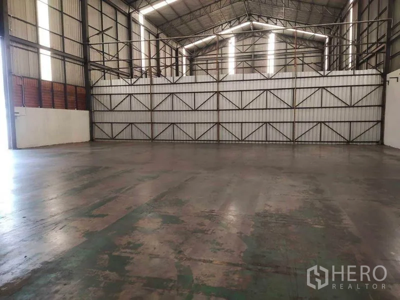 货栈 出租在Mueang Samut Sakhon, Samut Sakhon - 尾部桁架结构与透光板带来自然采光