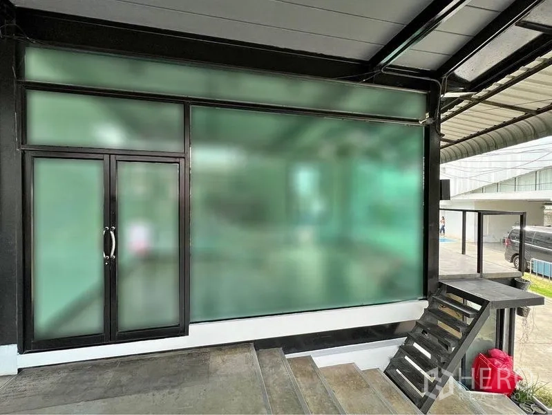 零售空间 出租在Lat Phrao, Bangkok - 临街玻璃门面，双开门与台阶通往入口。