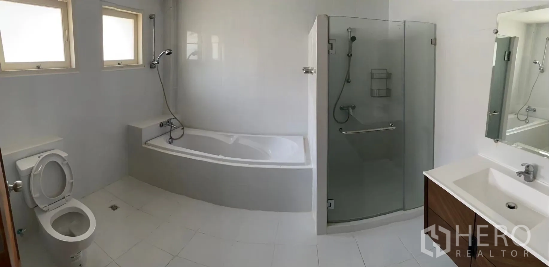 บ้าน ให้เช่าในWatthana, Bangkok - ครัวไทย ซิงก์คู่ เคาน์เตอร์แกรนิต และหน้าต่างช่องลม