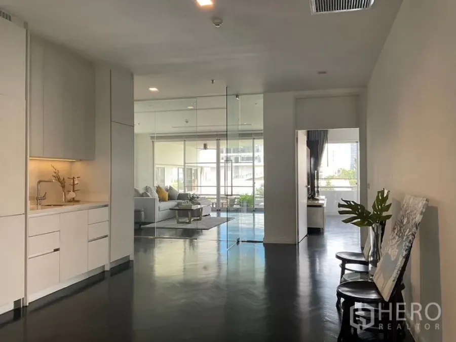 房间 出租在Sathon, Bangkok - 明亮的玄关带茶水台与玻璃隔断，通向客厅。