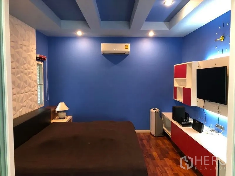 บ้าน ขายในWang Thonglang, Bangkok - ห้องนอนผนังสีน้ำเงิน เพดานหลุม และชั้นวางทีวี